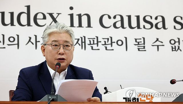 현안 관련 긴급 기자회견 하는 조응천 경기지사 후보