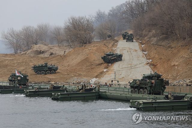 임진강 건너는 스트라이커 장갑차