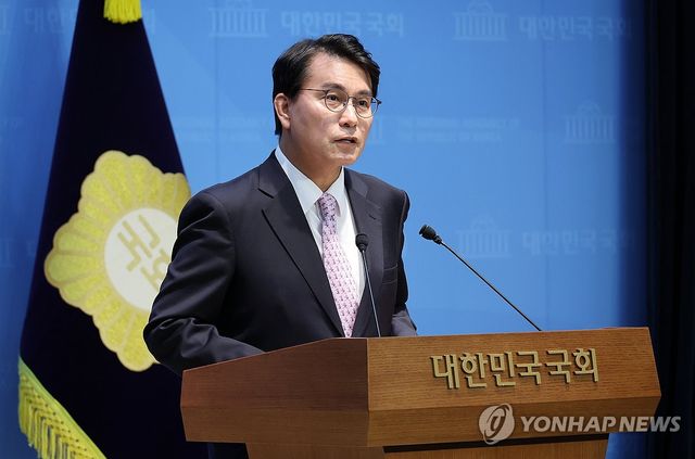 소통관 기자회견 하는 윤상현 의원