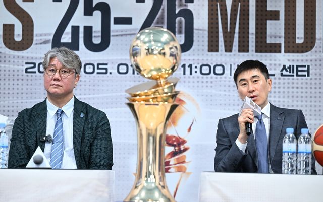 소노의 손창환(왼쪽) 감독과 KCC의 이상민 감독