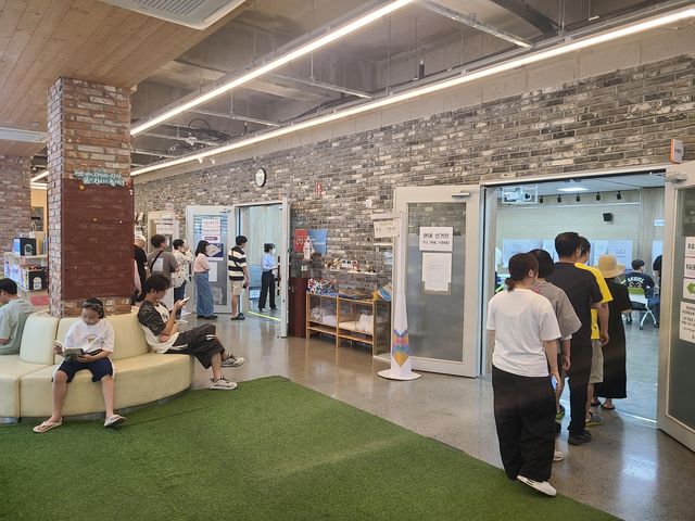 투표소 옆에서 책 읽는 어린이