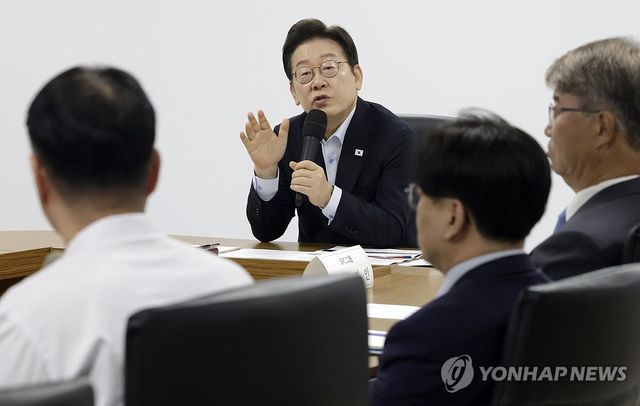 이재명 대통령, 근로자 노동 환경 질문