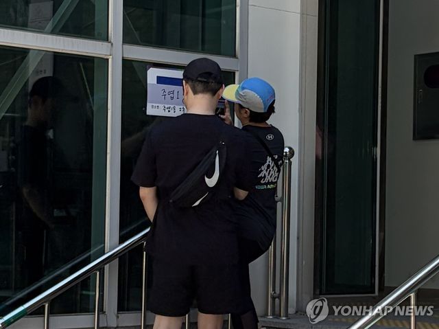 투표인증사진 찍는 유권자