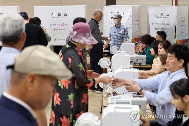 북적거리는 사전투표소
