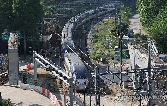 다시 달리는 경의선 열차…서소문고가 붕괴로 중단 이후 30일 운행 재개