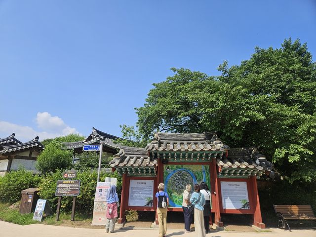하회마을 지도 보는 관광객들