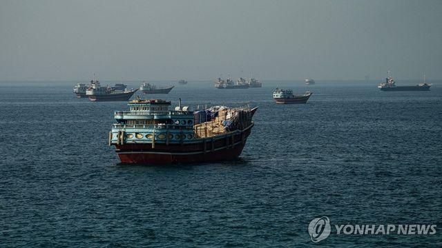 오만 무산담 반도 앞에서 본 호르무즈 해협