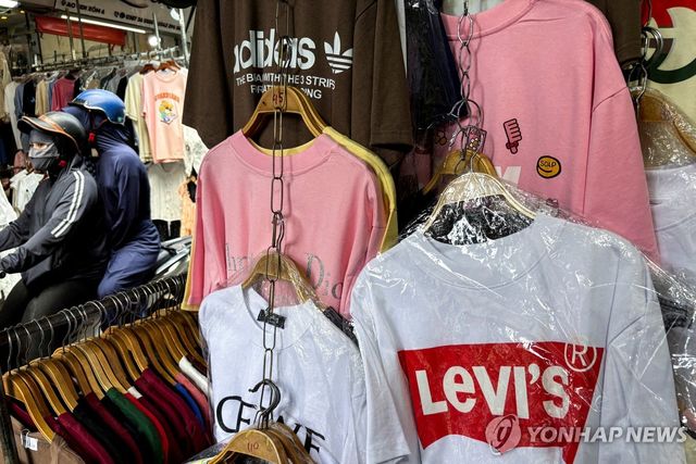 베트남 하노이 외곽의 닌 히엡 시장에 진열된 상품들