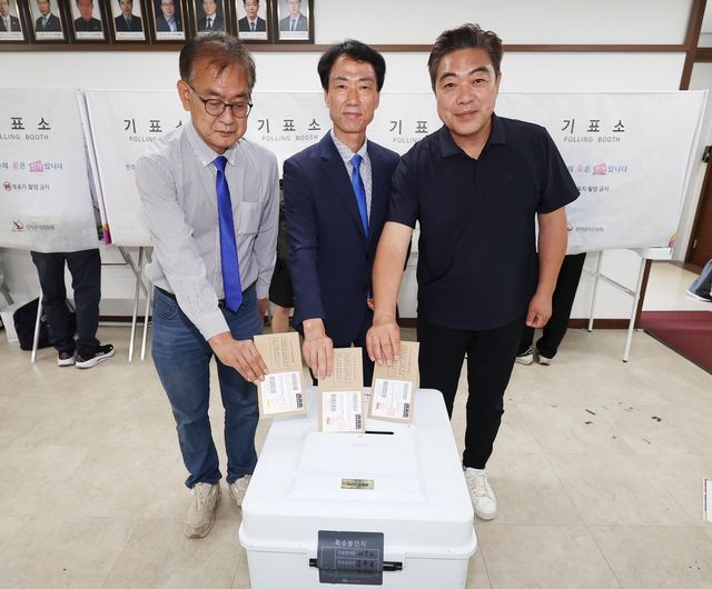 사전 투표하는 박형룡 후보