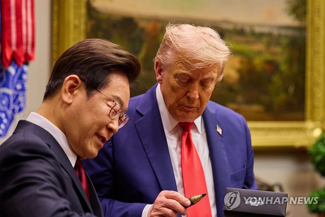 이재명 대통령, 트럼프 대통령에게 만년필 선물