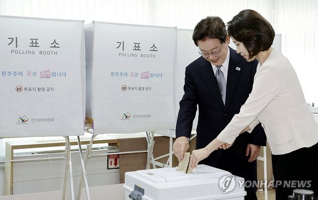 소중한 한 표 행사하는 이재명 대통령 부부