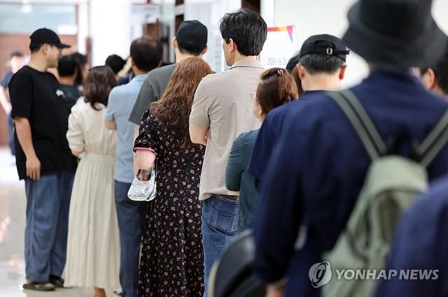 사전투표소 찾은 유권자들