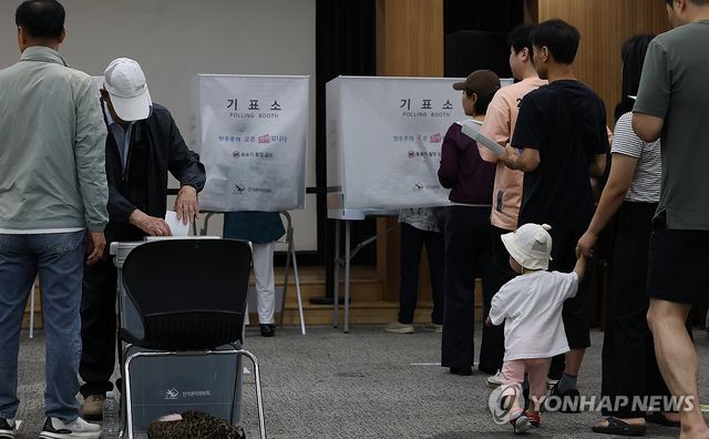 주말 사전투표소 찾은 유권자들