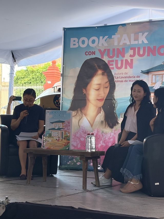 북토크에 참석한 윤정은 작가