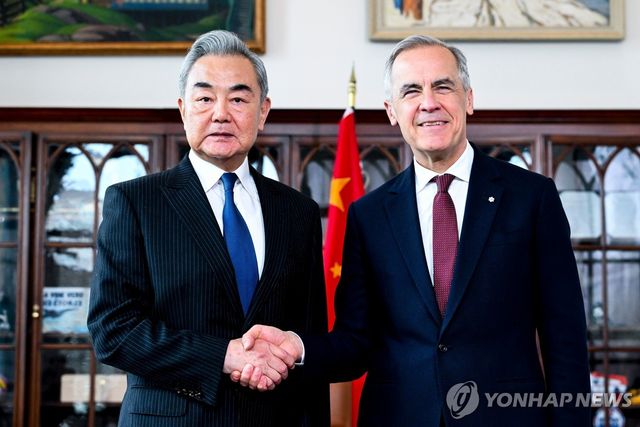 캐나다 총리와 악수하는 중국 외교수장