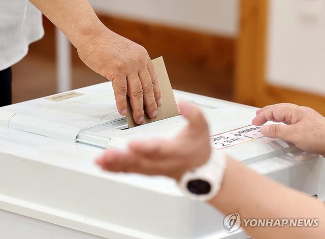 사전투표 하는 유권자