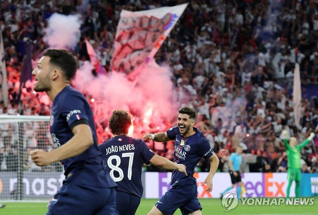 기뻐하는 PSG 선수들