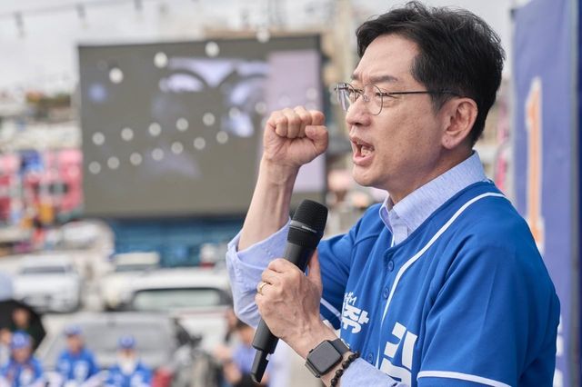 지난 27일 통영에서 유세하는 김경수 후보 