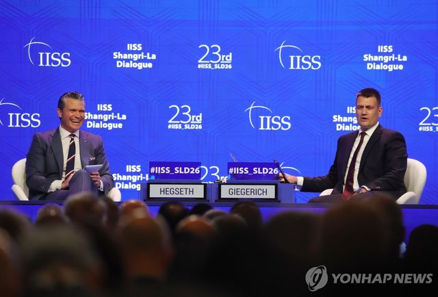 샹그릴라 대화서 대담하는 헤그세스 미 국방(좌)