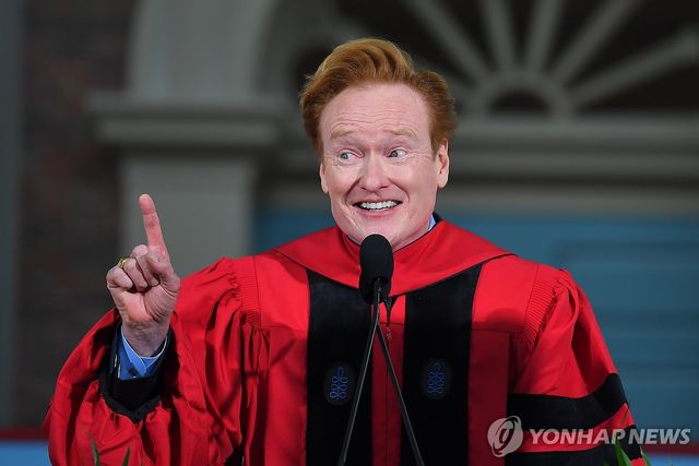 28일(현지시간) 하버드대 졸업식에서 축사하는 방송인 코넌 오브라이언 [AP=연합뉴스]