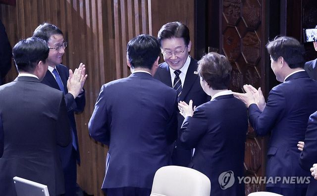 민주당 지도부와 인사하는 이재명 대통령