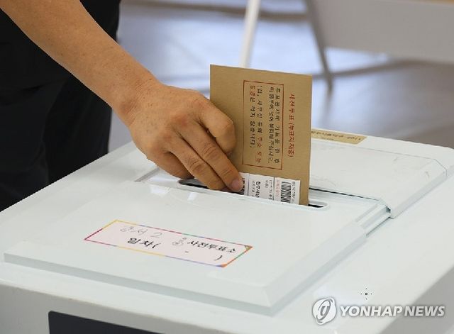 투표하는 유권자