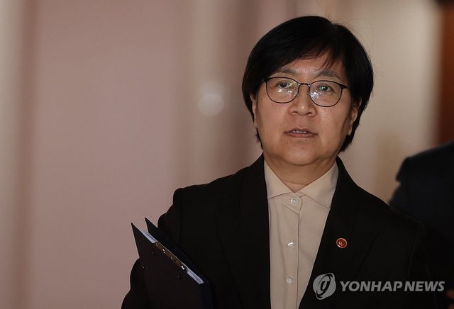회의장 향하는 정은경 복지장관