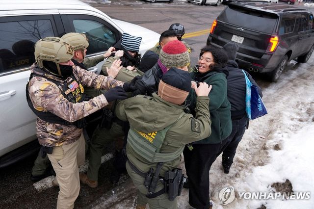 미니애나폴리스에서 시위대와 맞선 이민세관단속국(ICE) 요원들