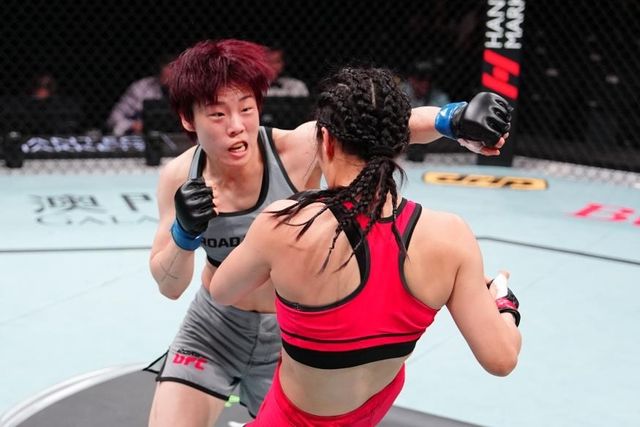 둥화샹을 몰아붙이는 박보현(왼쪽)