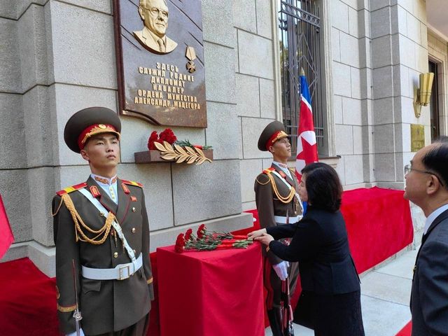 마체고라 대사 기념 명판에 헌화하는 최선희 북한 외무상