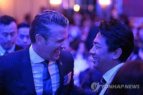 30일 샹그릴라 대화에서 만난 헤그세스 장관(왼쪽)과 고이즈미 방위상