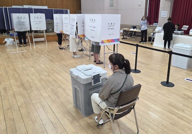 투표 진행중인 망포2동 행정복지센터 사전투표소