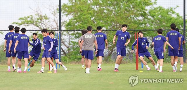 훈련하는 대표팀