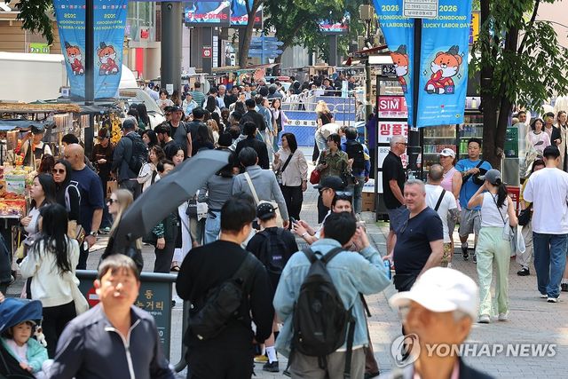 황금연휴 특수, 방한객 몰린다…관련 업계 들썩
