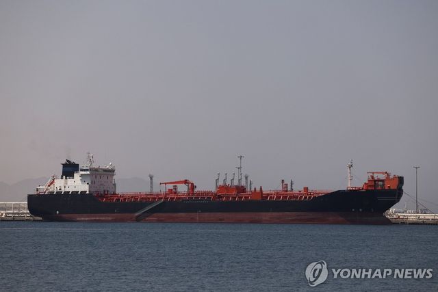 아랍에미리트(UAE) 앞바다에 정박한 유조선