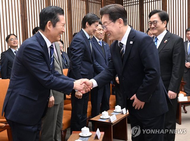 이재명 대통령, 정청래 대표와 인사