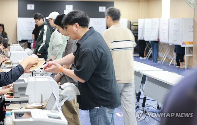 투표용지 받는 유권자들