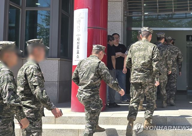 지난 29일 사전투표장 찾은 해병대원들