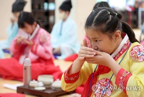 초등학생들이 다도를 배우는 모습