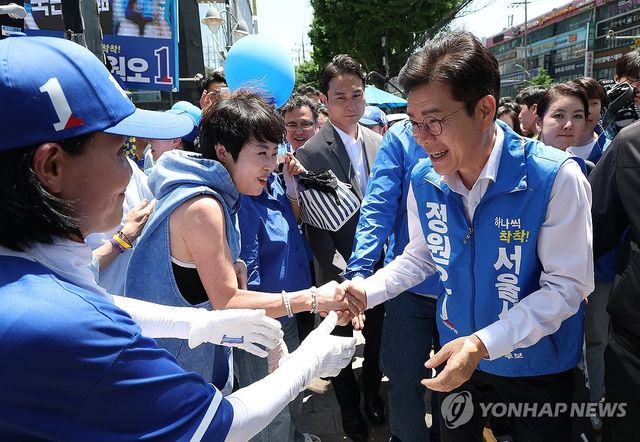 인사하는 정원오 후보