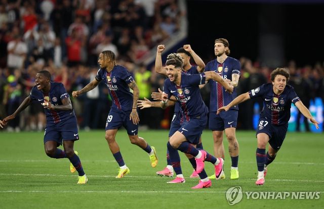 우승 확정되자 기뻐하는 PSG 선수들