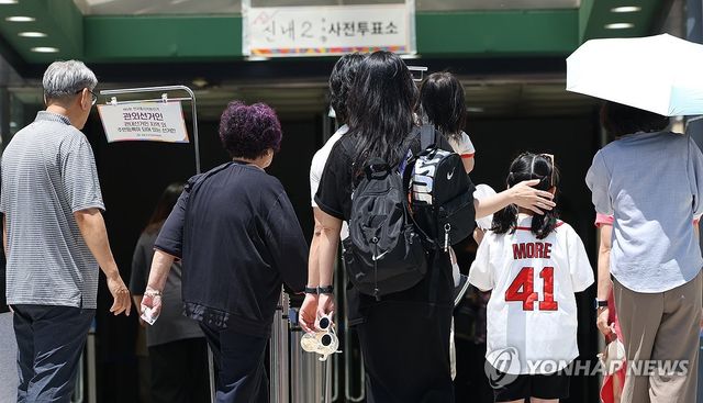 주말 사전투표소 찾은 유권자들