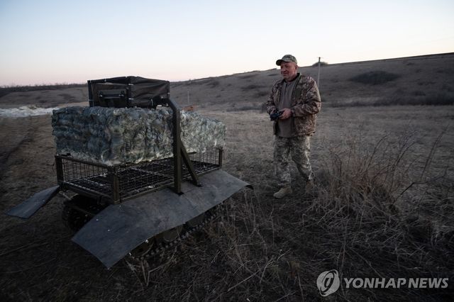 지상 전투 로봇을 조종하는 우크라이나군