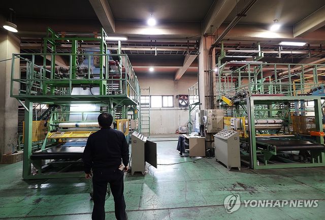 돌아가는 압출기 옆 멈춘 압출기