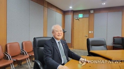 연합뉴스와 인터뷰 중인 박재갑 전 국립암센터 원장