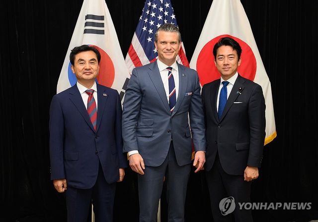한자리 모인 한미일 국방장관
