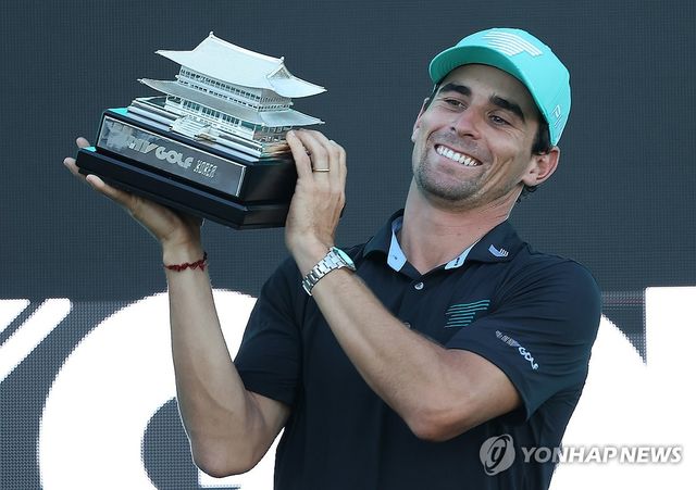 우승컵 들어 올리는 호아킨 니만