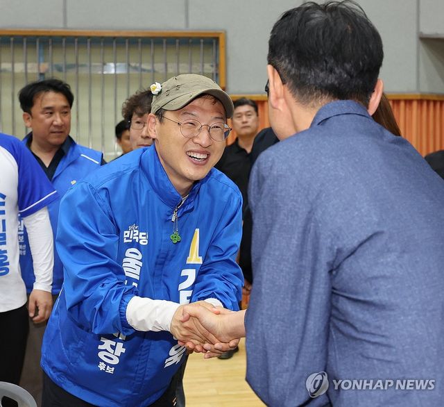 시민과 인사하는 김상욱 후보