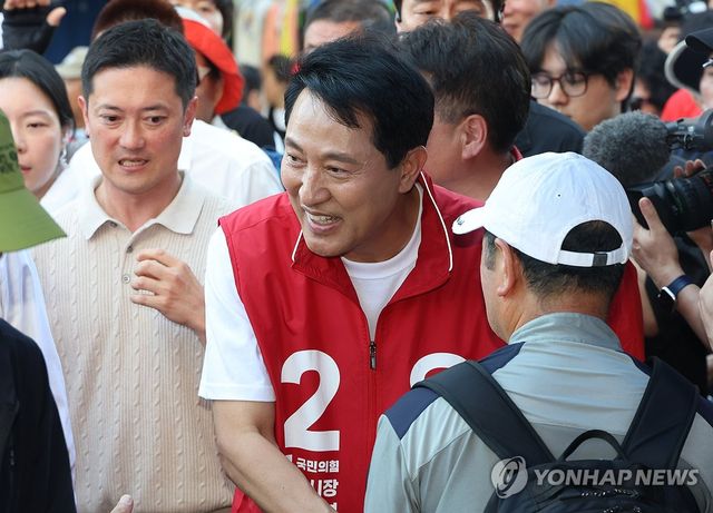 동묘에서 시민들과 인사하는 오세훈 후보