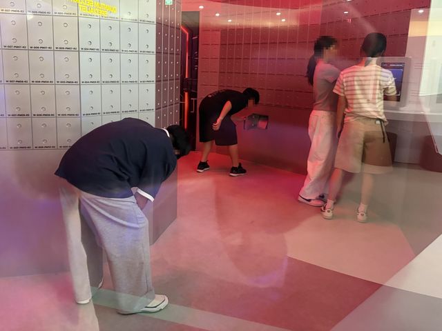 한국잡월드 미래직업관에서 방탈출 미션을 수행하고 있는 학생들
